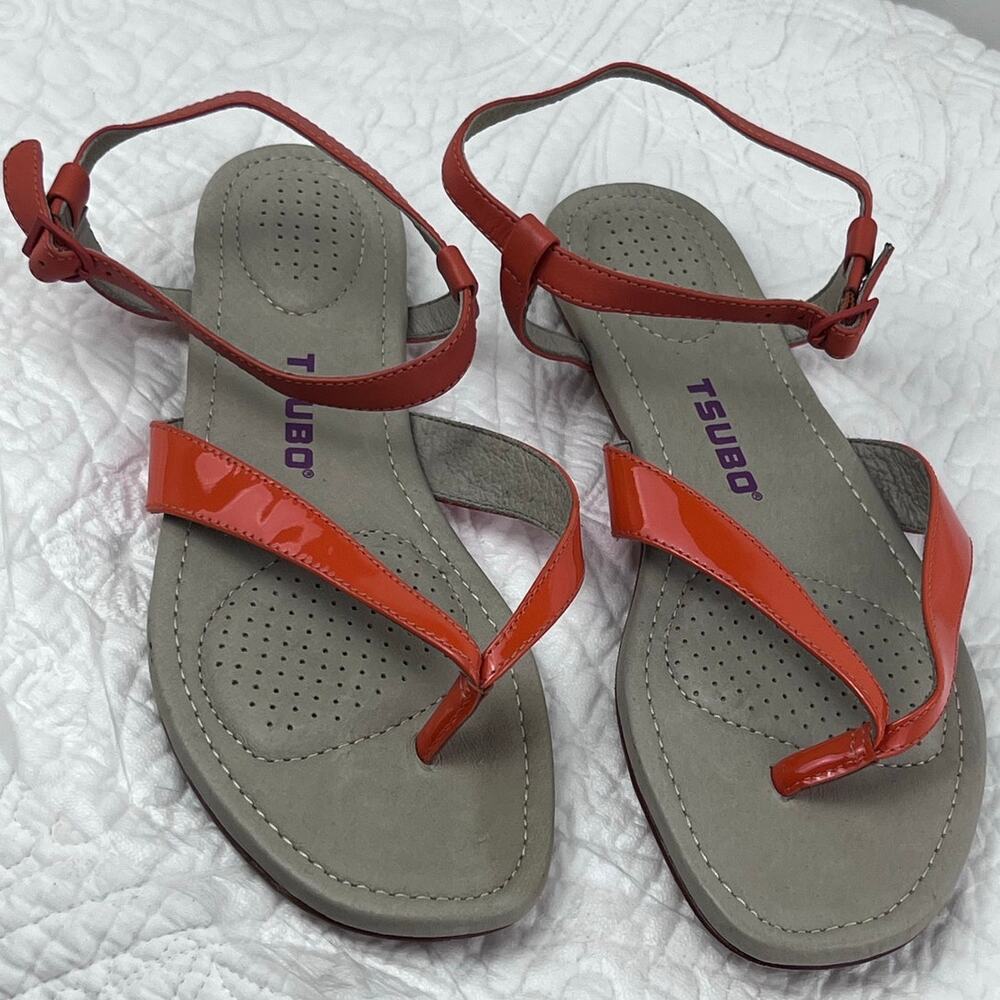 Tsubo Women's Size 7.5 Orange Flat Patten Leather Summer Vacation Sandals